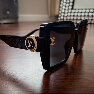 Black Square-Frame Sunglasses with Gold Logo Accent Resort Beach 🏖️